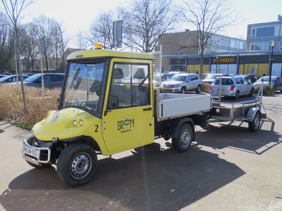 902191 Afbeelding van een elektrisch aangedreven vrachtwagentje met aanhanger van Bron-Groenvoorziening, geparkeerd op ...